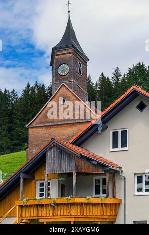 Kirche St. Martin von 1746 mit Holzschindelfassaden in Eisenbach, Kreuzthal, Markt Buchenberg, Allgäu, Schwaben, Bayern, Deutschland Stockfoto