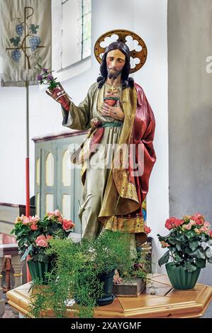 Jesusfigur mit Blumenschmuck, Martinskirche von 1746 in Eisenbach, Kreuzthal, Markt Buchenberg, Allgäu, Schwaben, Bayern, Deutschland Stockfoto