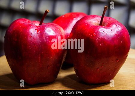 Apple Trio. Drei Äpfel auf Holz für Diät- und Ernährungsführer. Stockfoto