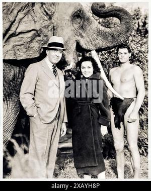 Edgar Rice Burroughs (1875–1950) mit Maureen O’Sullivan (1909–1960) und Johnny Weissmuller (1904–1984), der Jane Parker und Tarzan in MGM’s Adaption seines Romans Tarzan der Affen von 1912 porträtierte. Foto am Set von Tarzan der Ape man (1932). Beachten Sie den falschen Stoßzähn und das falsche Ohr, das dem indischen Elefanten bei der Herstellung zugesetzt wurde, um sie an afrikanische Elefanten zu erinnern. Kredit: Privatsammlung / AF Fotografie Stockfoto