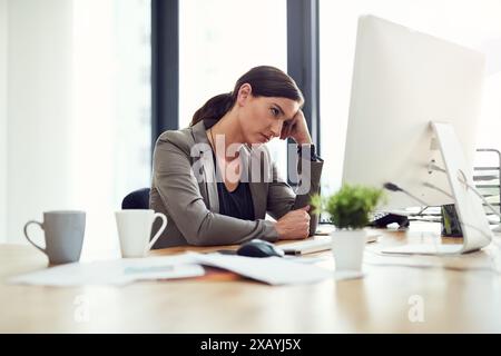 Frau, Angestellte und müde am Computer im Büro für Internet oder Online-Fehler bei der Suche nach Ideen. Weibliche Person, erschöpft und Burnout oder schläfrig Stockfoto