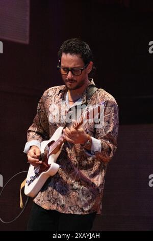 8. Juni 2024, Chicago, Illinois, USA: Gitarrist Ori Naftaly spielt mit der von ihm gegründeten Southern Avenue beim Chicago Blues Festival. (Kreditbild: © Karen I. Hirsch/ZUMA Press Wire) NUR REDAKTIONELLE VERWENDUNG! Nicht für kommerzielle ZWECKE! Stockfoto