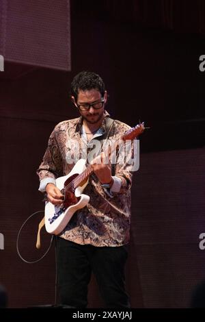 8. Juni 2024, Chicago, Illinois, USA: Gitarrist Ori Naftaly spielt mit der von ihm gegründeten Southern Avenue beim Chicago Blues Festival. (Kreditbild: © Karen I. Hirsch/ZUMA Press Wire) NUR REDAKTIONELLE VERWENDUNG! Nicht für kommerzielle ZWECKE! Stockfoto