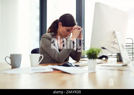 Frau, Angestellter und Burnout am Computer im Büro für Internet oder Online-Fehler bei der Suche nach Ideen. Weibliche Person, müde und stressig oder erschöpft Stockfoto