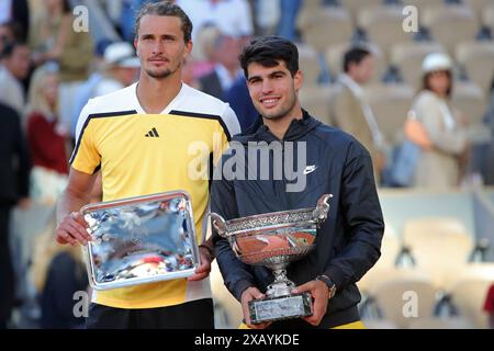 Roland Garros, Paris, Frankreich. Juni 2024. 2024 French Open Tennis Turnier, 15. Tag; Gewinner Carlos Alcaraz (ESP) und Alexander Zverev (GER) mit ihren Trophäen nach dem Finale der Männer-Singles Credit: Action Plus Sports/Alamy Live News Stockfoto