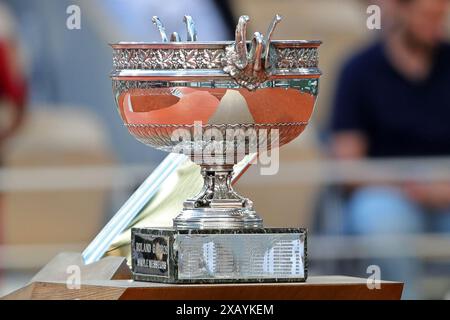 Roland Garros, Paris, Frankreich. Juni 2024. 2024 French Open Tennis Turnier, 15. Tag; die Trophäe Coupe des Mousquetaires erwartet den Gewinner Carlos Alcaraz (ESP) Credit: Action Plus Sports/Alamy Live News Stockfoto