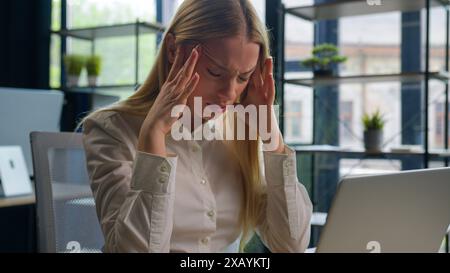 Gestresst genervt kaukasische Geschäftsfrau Managerin müde Angestellte Frau Mädchen Arbeit Laptop Problem schwierige Job Nerven Stress Geschäftsschwierigkeiten verloren Stockfoto