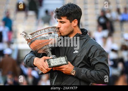 Paris, Frankreich. Juni 2024. CARLOS ALCARAZ aus Spanien feiert mit der Trophäe am 15. Tag des Roland-Garros 2024, der French Open 2024, des Grand Slam-Tennisturniers im Roland-Garros-Stadion seinen Sieg im Finale der Herren-Singles. (Kreditbild: © Matthieu Mirville/ZUMA Press Wire) NUR REDAKTIONELLE VERWENDUNG! Nicht für kommerzielle ZWECKE! Quelle: ZUMA Press, Inc./Alamy Live News Stockfoto