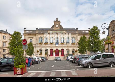 Laon, Frankreich - 10. Juni 2020: Das Rathaus befindet sich in der Oberstadt Laon im Departement Aisne. Es beherbergt die Verwaltung der Stadt und P Stockfoto