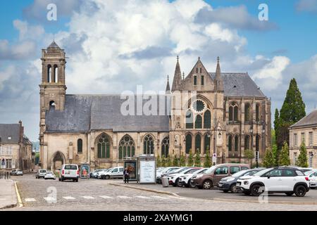 Soissons, Frankreich – 09. Juni 2020: Die Abtei Saint-Léger ist eine alte Abtei weltlicher und später regulärer Kanoniker. Ein katholisches Gebäude aus dem 13. Und 14. Jahrhundert Stockfoto