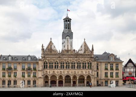 Saint-Quentin, Frankreich - 10. Juni 2020: Das Rathaus von Saint-Quentin wurde 1509 im extravaganten gotischen Stil erbaut. Tradition Attribute th Stockfoto