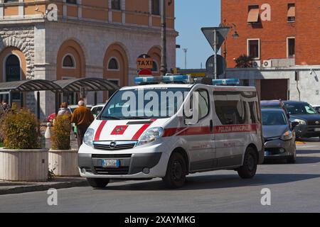 Pisa, Italien - 31 2019. März: Van der Polizia Municipale vor dem Bahnhof geparkt. Stockfoto