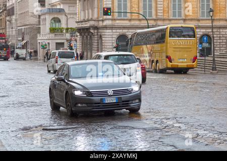 Rom, Italien - 18. März 2018: Unmarkierte Polizeiauto-Fahrlichter an, auf der Straße der Hauptstadt. Stockfoto