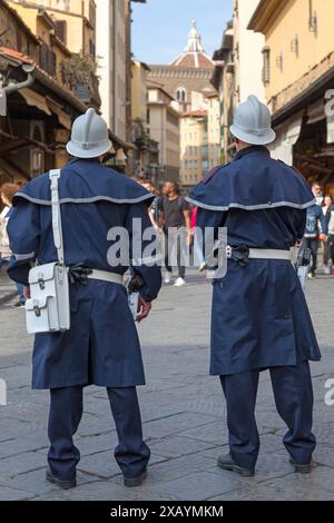 Florenz, Italien - 2. April 2019: Offiziere der Polizia Municipale Firenze auf der Ponte Vecchio. Stockfoto