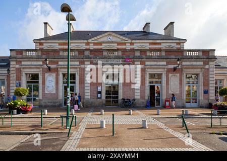 Quimper, Frankreich - 24. Juli 2017: Menschen gehen morgens in den Gare de Quimper. Stockfoto