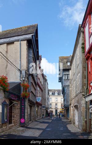 Quimper, Frankreich - 24. Juli 2017: Fachwerkhäuser in der Rue du Sallé, einer Straße in der Altstadt von Quimper. Stockfoto