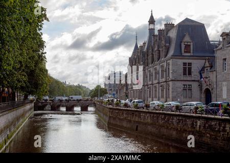 Quimper, Frankreich - 24. Juli 2017: Außerhalb der Hôtel de préfecture du Finistère, am Odet zwischen der Pont Sainte-Catherine und der Pont Sai Stockfoto