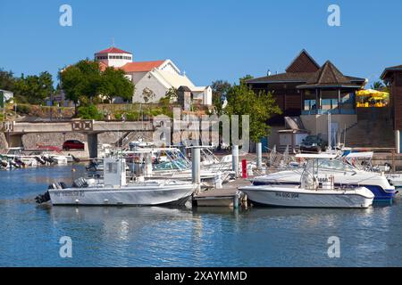 Saint Gilles les Bains, La Réunion - 13. Juni 2017: Boote legten am Yachthafen mit Hintern an, das Aquarium de la Réunion auf der rechten Seite und die Notre Stockfoto