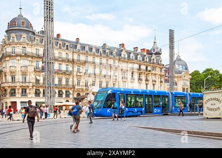 Montpellier, Frankreich - 09. Juni 2018: Straßenbahnhaltestelle am Place de la Comédie im Stadtzentrum. Stockfoto