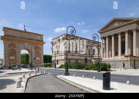 Montpellier, Frankreich - 09. Juni 2018: Berufungsgericht Montpellier des Gerichts und der Porte du Peyrou (Triumphbogen). Stockfoto