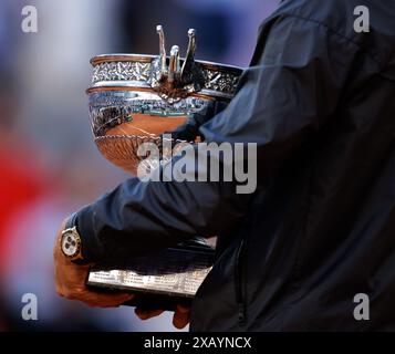 Paris, Frankreich. Juni 2024. Roland Garros, 9. Juni 2024: Carlos Alcaraz (ESP) mit dem Musketier-Cup bei den French Open 2024. Alamy Live News/Corleve Credit: Corleve/Alamy Live News Stockfoto