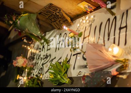 WESTMINSTER ENGLAND - 15. Februar 2023: Protestbändiger bei einer Nachtwache für die ermordete Transsexuelle Brianna Ghey in London Stockfoto