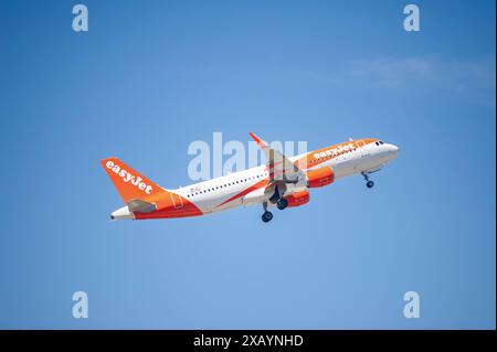 13.05.2024, Berlin, Deutschland, Europa - ein Passagierflugzeug vom Typ Airbus A320-214 der EasyJet Europe mit der Registrierung OE-ICP beim Start vom Flughafen Berlin Brandenburg BER. EasyJet Europe ist eine oesterreichische Billigfluglinie mit Hauptsitz in Wien, Oesterreich und Basis auf dem Flughafen Wien-Schwechat. Sie ist eine Tochtergesellschaft der britischen EasyJet. *** 13 05 2024, Berlin, Deutschland, Europa an EasyJet Europe Airbus A320 214 Passagierflugzeuge mit eingetragenem OE ICP Start vom Flughafen Berlin Brandenburg BER EasyJet Europe ist eine österreichische Billigfluggesellschaft mit Hauptsitz in Stockfoto