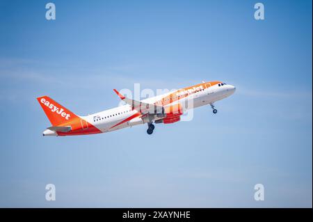 13.05.2024, Berlin, Deutschland, Europa - ein Passagierflugzeug vom Typ Airbus A320-214 der EasyJet Europe mit der Registrierung OE-IWW beim Start vom Flughafen Berlin Brandenburg BER. EasyJet Europe ist eine oesterreichische Billigfluglinie mit Hauptsitz in Wien, Oesterreich und Basis auf dem Flughafen Wien-Schwechat. Sie ist eine Tochtergesellschaft der britischen EasyJet. *** 13 05 2024, Berlin, Deutschland, Europa ein EasyJet Europe Airbus A320 214 Passagierflugzeug mit der Registrierung OE IWW Start vom Flughafen Berlin Brandenburg BER EasyJet Europe ist eine österreichische Billigfluggesellschaft mit Sitz Stockfoto