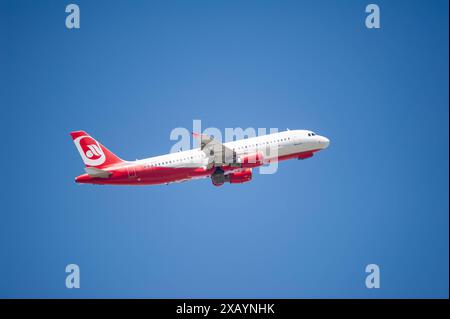 13.05.2024, Berlin, Deutschland, Europa - ein Passagierflugzeug vom Typ Airbus A320-214 der Sundair in Alter Air-Berlin-Bemalung mit der Registrierung D-ASGK beim Start vom Flughafen Berlin Brandenburg BER. Sundair ist eine deutsche Linien- und Charterfluggesellschaft mit Sitz in Stralsund. *** 13 05 2024, Berlin, Deutschland, Europa Ein Passagierflugzeug des Typs Sundair Airbus A320 214 in der alten Air Berlin Lackierung mit der Registrierung D ASGK startet vom Flughafen Berlin Brandenburg BER Sundair ist eine deutsche Linien- und Charterfluggesellschaft mit Sitz in Stralsund Stockfoto