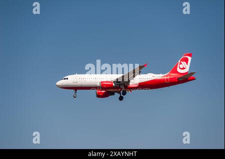 31.07.2022, Berlin, Deutschland, Europa - ein Passagierflugzeug vom Typ Airbus A320-214 der Sundair in Alter Air-Berlin-Bemalung mit der Registrierung D-ASGK im Landeanflug auf den Flughafen Berlin Brandenburg BER. Sundair ist eine deutsche Linien- und Charterfluggesellschaft mit Sitz in Stralsund. *** 31 07 2022, Berlin, Deutschland, Europa Ein Passagierflugzeug des Typs Sundair Airbus A320 214 in der alten Air Berlin Lackierung mit der Registrierung D ASGK in Richtung Berlin Brandenburg BER Sundair ist eine deutsche Linien- und Charterfluggesellschaft mit Sitz in Stralsund Stockfoto