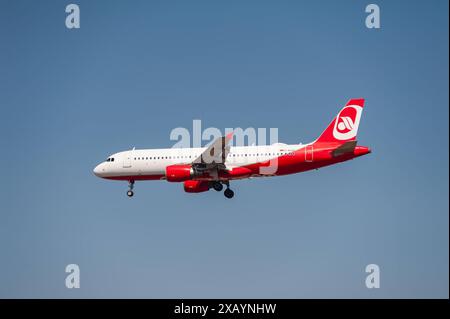 31.07.2022, Berlin, Deutschland, Europa - ein Passagierflugzeug vom Typ Airbus A320-214 der Sundair in Alter Air-Berlin-Bemalung mit der Registrierung D-ASGK im Landeanflug auf den Flughafen Berlin Brandenburg BER. Sundair ist eine deutsche Linien- und Charterfluggesellschaft mit Sitz in Stralsund. *** 31 07 2022, Berlin, Deutschland, Europa Ein Passagierflugzeug des Typs Sundair Airbus A320 214 in der alten Air Berlin Lackierung mit der Registrierung D ASGK in Richtung Berlin Brandenburg BER Sundair ist eine deutsche Linien- und Charterfluggesellschaft mit Sitz in Stralsund Stockfoto