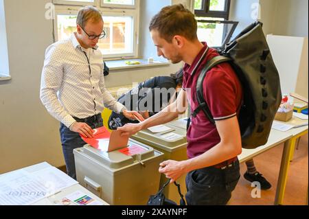 Leipzig - Wahlbeteiligung an Europa- und Kommunalwahl in der Messestadt bereits über 50 Prozent: Mehr Wähler als noch 2019 09.06.2024 gegen 15,30 UhrLeipzig, Volkmarsdorf/Connewitz in Leipzig, der einwohnerstärksten Stadt Sachsens, haben bis 14 Uhr rund 52,3 Prozent der Wahlberechtigten ihre Stimmen bei der Europawahl abgegeben. Noch fünf Jahre, im Jahr 2019, waren es nach Angaben der Stadt nur 42,2 Prozent der Stimmberechtigten. Die Wahllokale für die Stimmabgabe wurden am Sonntag um 8 Uhr geöffnet, noch bis 18 Uhr können die Sachsen in knapp 3,600 Wahllokale ihre Stimme abgeben. Wahlberecht Stockfoto