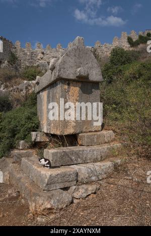 Historische Gräber auf einem Friedhof in der Nähe von simena. Stockfoto