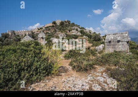 Historische Gräber auf einem Friedhof in der Nähe von simena. Stockfoto