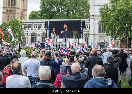 WESTMINSTER ENGLAND - 1. Juni 2024: Menschenmenge bei einem Marsch für England und gegen eine zweistufige Polizeikundgebung Stockfoto