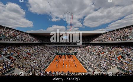 Paris, Paris, Frankreich. Juni 2024. 9. Juni 2024, Paris, Patrouille de France die französische Luftwaffe überquert den Platz während des Tennis Grand Slam Herrenfinales von Roland Garros 2024, Tag 15, Spiel zwischen Alexander Zverev von Deutschland und Carlos Alcaraz von Spanien im Roland Garros Stadion - in Jjune 9 2024.Paris - Frankreich (Kreditbild: © Loic Baratoux/ZUMA Press Wire) NUR REDAKTIONELLE VERWENDUNG! Nicht für kommerzielle ZWECKE! Quelle: ZUMA Press, Inc./Alamy Live News Stockfoto