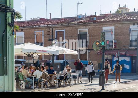 Valencia, Spanien - 24. März 2024: Die Leute essen im Restaurant La Cabanyita, während sie draußen an Tischen im Viertel Cabanyal sitzen Stockfoto