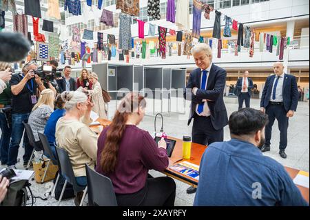 Rathaus (Atrium), Spui 70, Den Haag, Niederlande. Donnerstag, 6. Juni 2024. PVV-Führer Geert Wilders, gab heute Morgen seine Stimme im City Hal ab Stockfoto