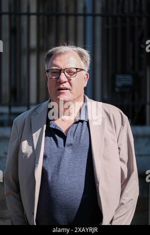 Houses of Parliament, London, Großbritannien. September 2023. Ed Balls wartet vor den Parlamentsgebäuden, während George Osborne, „gefälscht“ geht. Stockfoto