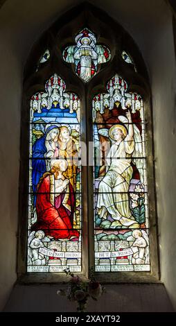 Buntes Buntglasfenster mit verschiedenen religiösen Szenen in gotischer Architektur St. Denys Church Stanford im Vale Stockfoto