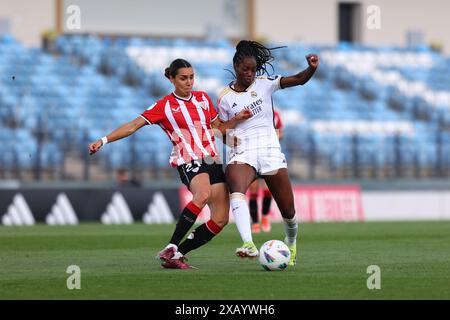 Madrid, Spanien. Juni 2024. MADRID, SPANIEN - 9. JUNI: Naomie Feller von Real Madrid kämpft um den Ball mit Bibiane Schulze vom Athletic Club während des Spiels zwischen Real Madrid und Athletic Club im Rahmen der Liga F 2024 im Estadio Alfredo Di Stefano am 9. Juni 2024 in Madrid. (Foto von Dennis Phlips/PxImages) Credit: PX Images/Alamy Live News Stockfoto