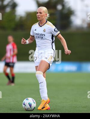 MADRID, SPANIEN - 9. JUNI: Sofie Svava von Real Madrid fährt den Ball während des Spiels zwischen Real Madrid und Athletic Club als Teil der Liga F 2024 im Estadio Alfredo Di Stefano am 9. Juni 2024 in Madrid. (Foto: Dennis Phlips/PxImages) Stockfoto