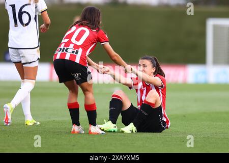 Madrid, Madrid, Spanien. Juni 2024. Ane Elexpuru hilft Ane Azkona vom Athletic Club beim Aufstehen während des Spiels zwischen Real Madrid und Athletic Club als Teil der Liga F 2024 im Estadio Alfredo Di Stefano am 9. Juni 2024 in Madrid. (Foto von Dennis Phlips/PxImages) (Credit Image: © Dennis Phlips/PX Imagens via ZUMA Press Wire) NUR REDAKTIONELLE VERWENDUNG! Nicht für kommerzielle ZWECKE! Stockfoto