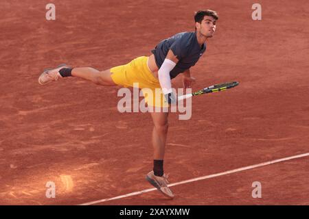 Roland Garros, Paris, Frankreich. Juni 2024. 2024 French Open Tennis Turnier, 15. Tag; Carlos Alcaraz (ESP) dient Alexander Zverev (GER) als letztes Credit: Action Plus Sports/Alamy Live News Stockfoto