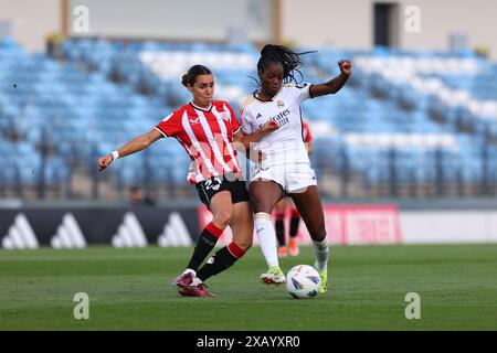 Madrid, Madrid, Spanien. Juni 2024. Naomie Feller von Real Madrid kämpft um den Ball mit Bibiane Schulze vom Athletic Club während des Spiels zwischen Real Madrid und Athletic Club im Rahmen der Liga F 2024 im Estadio Alfredo Di Stefano am 9. Juni 2024 in Madrid. (Foto von Dennis Phlips/PxImages) (Credit Image: © Dennis Phlips/PX Imagens via ZUMA Press Wire) NUR REDAKTIONELLE VERWENDUNG! Nicht für kommerzielle ZWECKE! Stockfoto