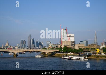Waterloo Bridge über die Themse mit der Kuppel der St. Paul’s Cathedral und den Wolkenkratzern der City of London im Hintergrund. Das Foto wurde von der Jubilee Footbridge, Waterloo Bridge, London, Großbritannien, aufgenommen. 18. Mai 2024 Stockfoto