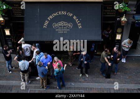 Leute, die draußen trinken, die Prinzessin von Wales, Villiers Street, London, Großbritannien. 18. Mai 2024 Stockfoto