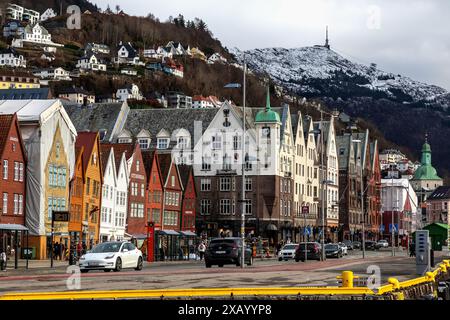 Vom Hafen Bergen, Norwegen. Bryggen, das UNESCO Hansa Kai Gebiet und Mount Ulriken im Hintergrund Stockfoto