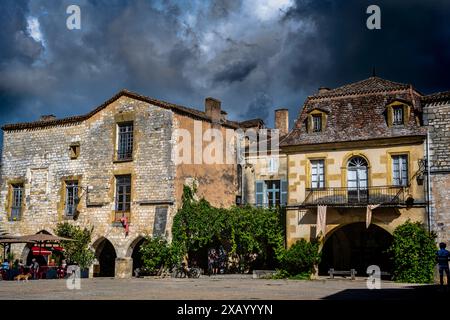 Main Square, Monpazier, Dordogne, Nouvelle Aquitaine, Frankreich. September 2022 Stockfoto