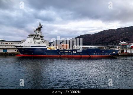 Offshore-Versorgungsschiff der PSV-Plattform Island Contender am Kai Skoltegrunnskaien im Hafen von Bergen, Norwegen. Stockfoto